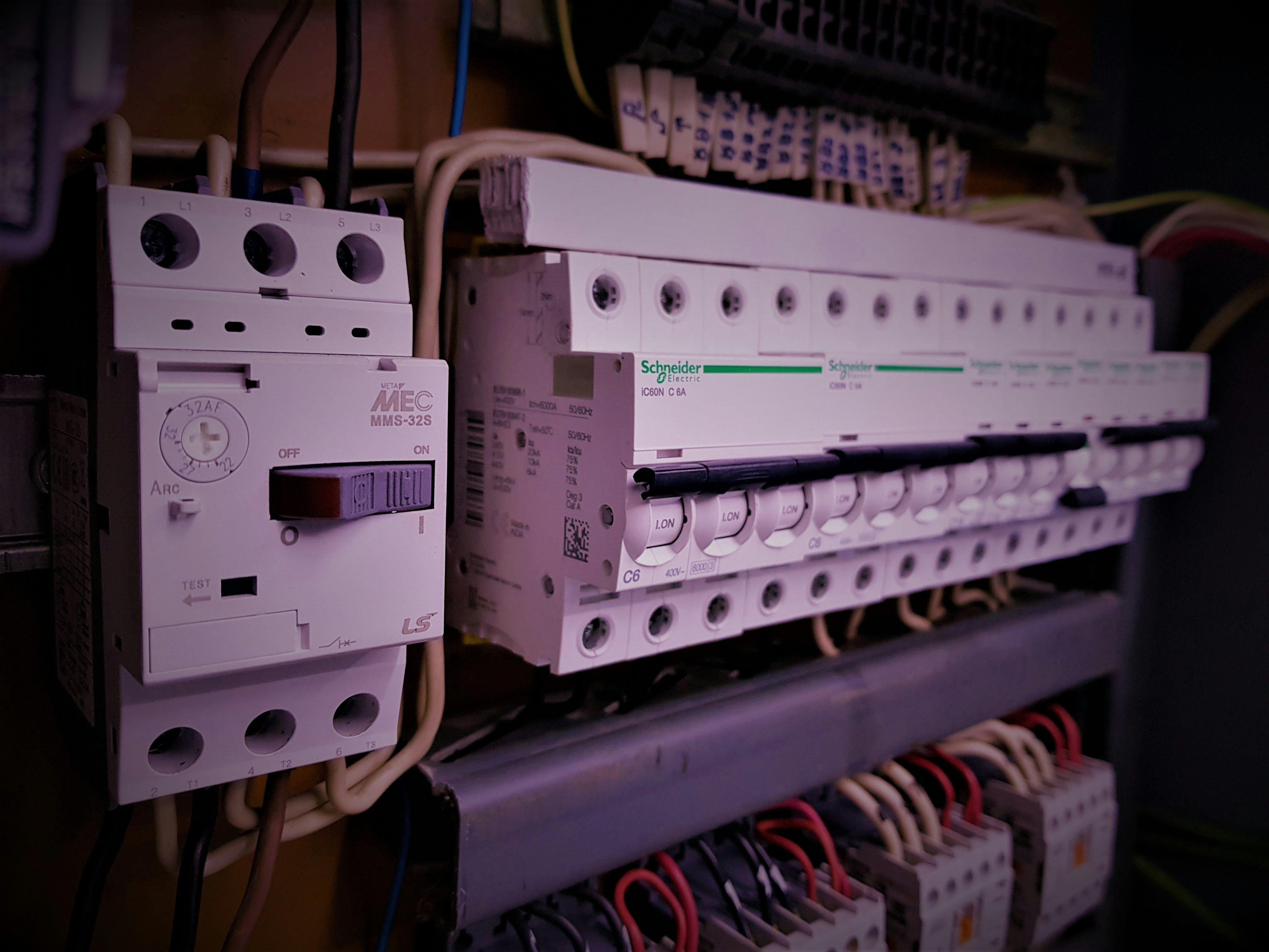 Quadro elétrico industrial com disjuntores e cabeamento técnico