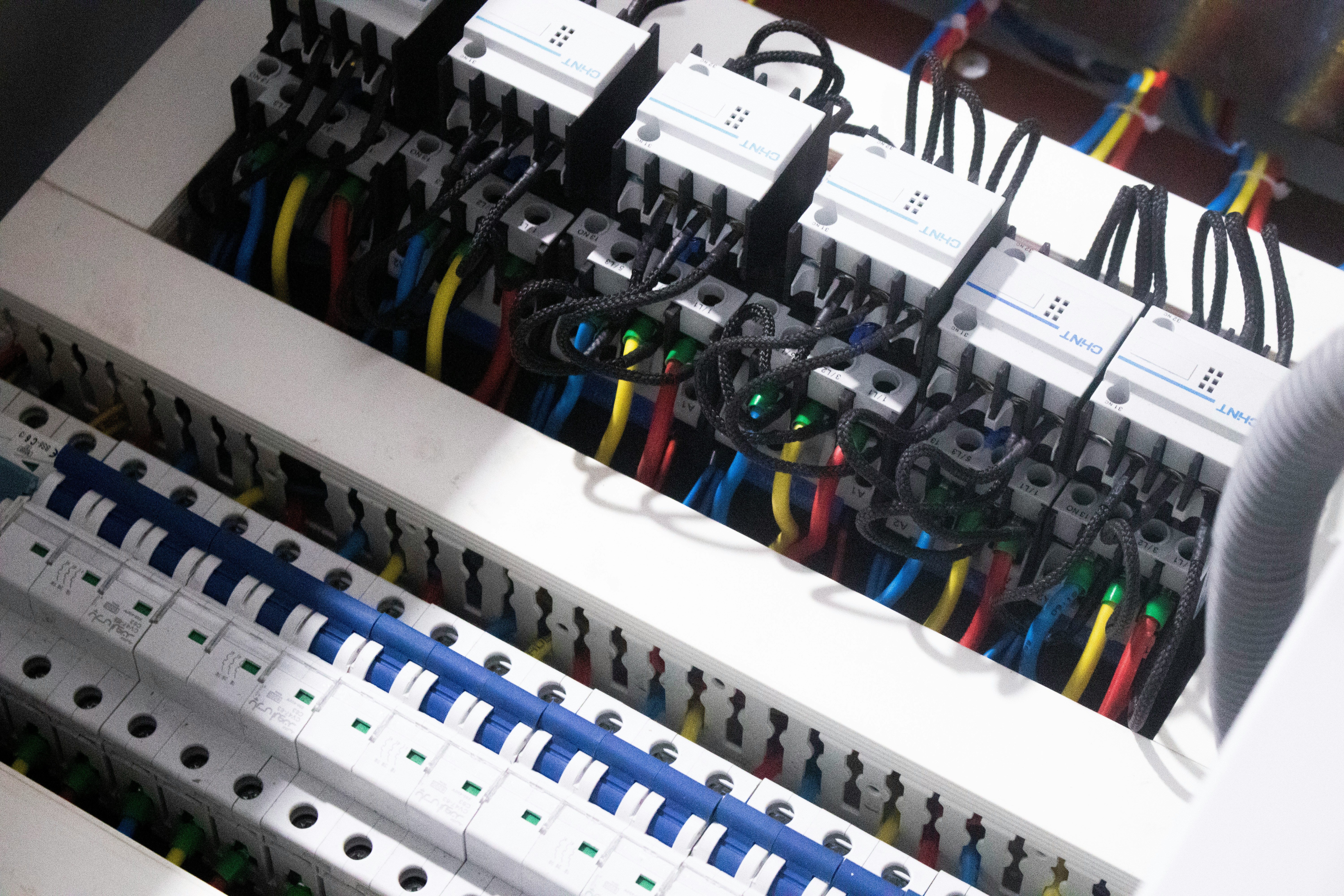Quadro de distribuição elétrica industrial com fiação organizada