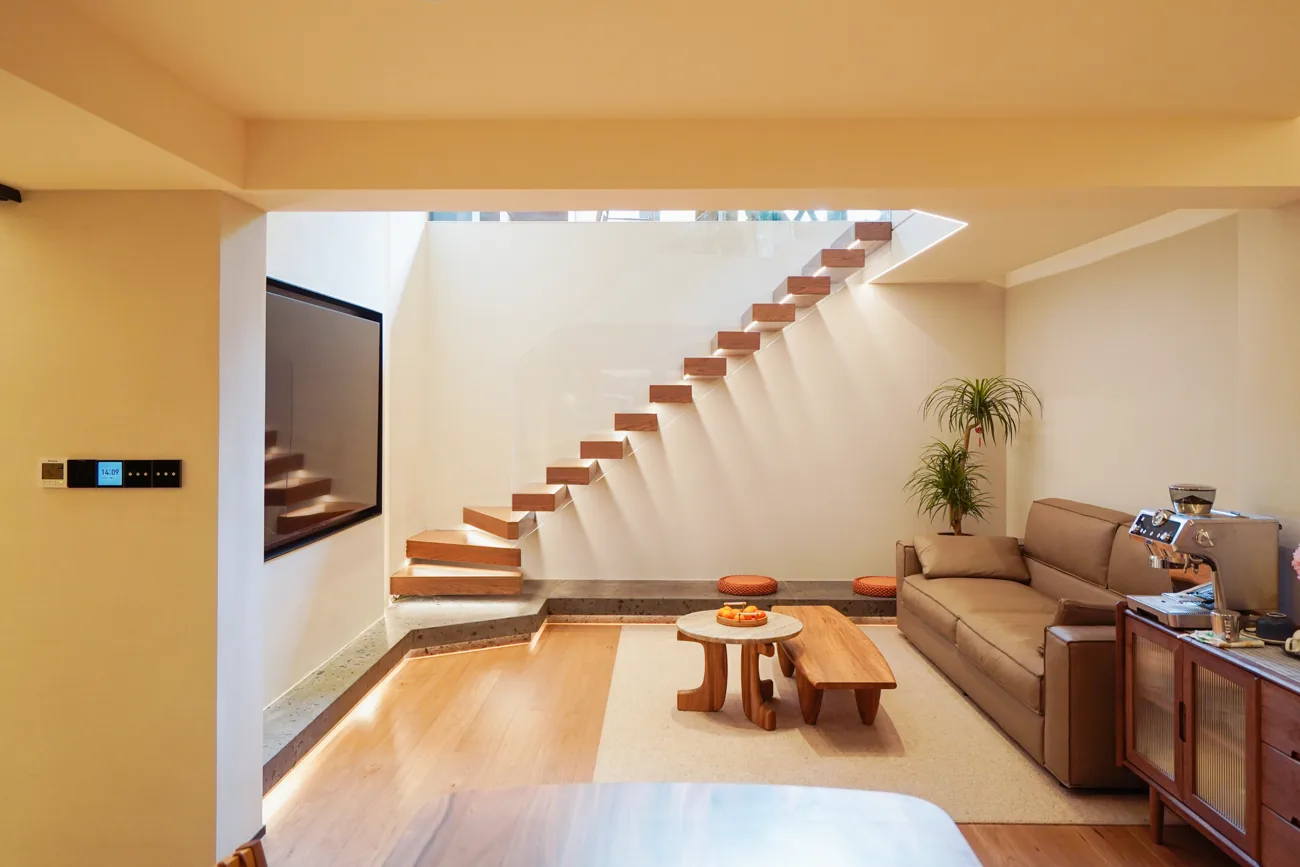 Sala integrada com automação residencial e painel de controle